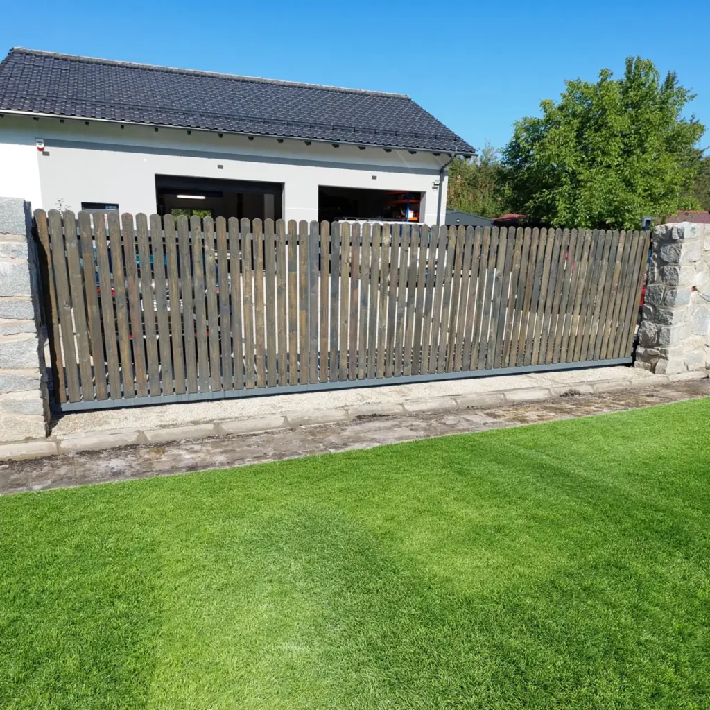 Brama drewniana przesuwna na konstrukcji stalowej z napędem elektrycznym.