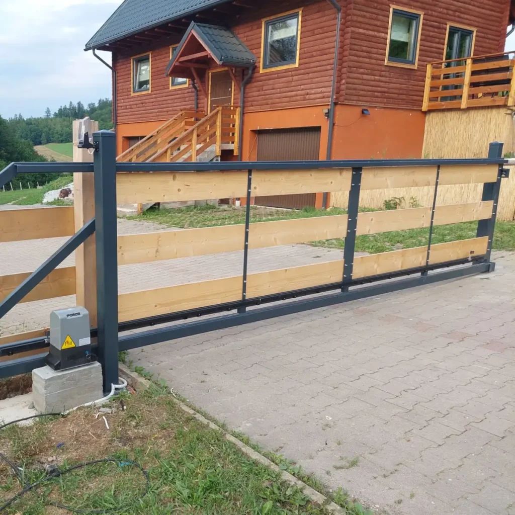 Drewniana brama wjazdowa przesuwna wraz z ogrodzeniem inwestycji w jednej z dolnośląskich miejscowości.