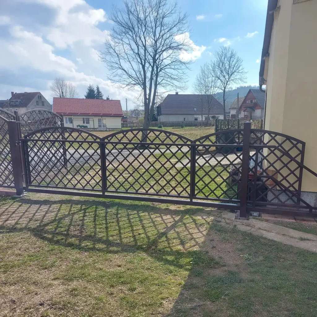 Brama stalowa przesuwna.