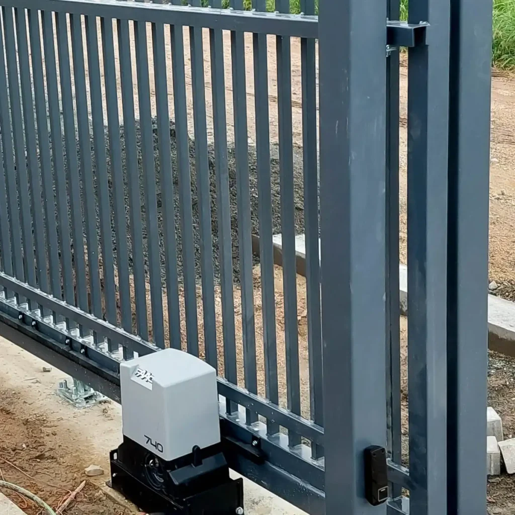 Brama stalowa z napędem elektrycznym. Indywidualny projekt. 