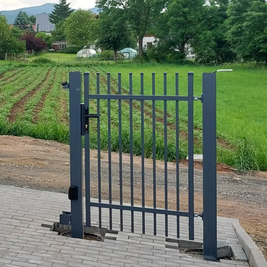 Metalowa furtka na terenie inwestycji w Jeleniej Górze