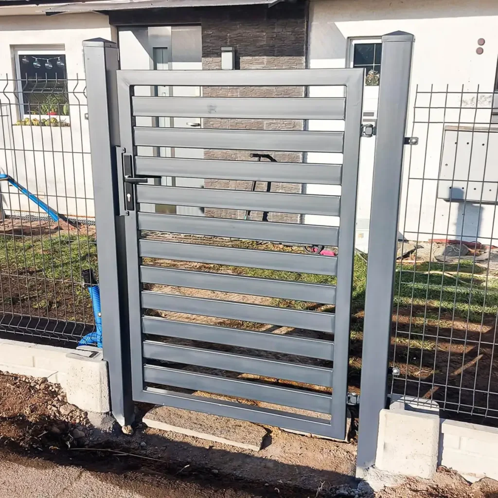 Furtka stalowa, malowana w kolorze szarym Karpacz