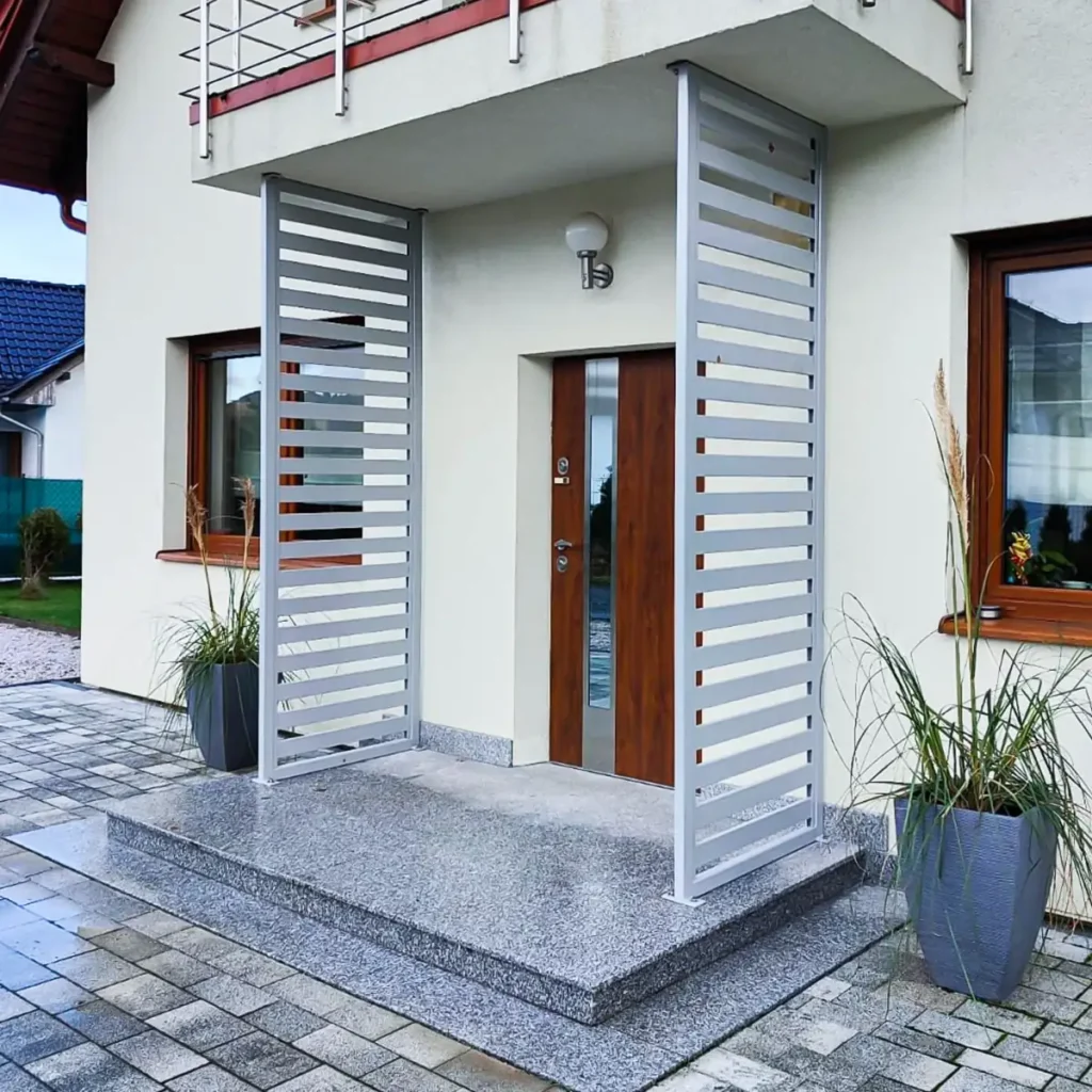 Spawane metalowe osłony drzwi wejściowych w domu jednorodzinnym, powiat karkonoski.