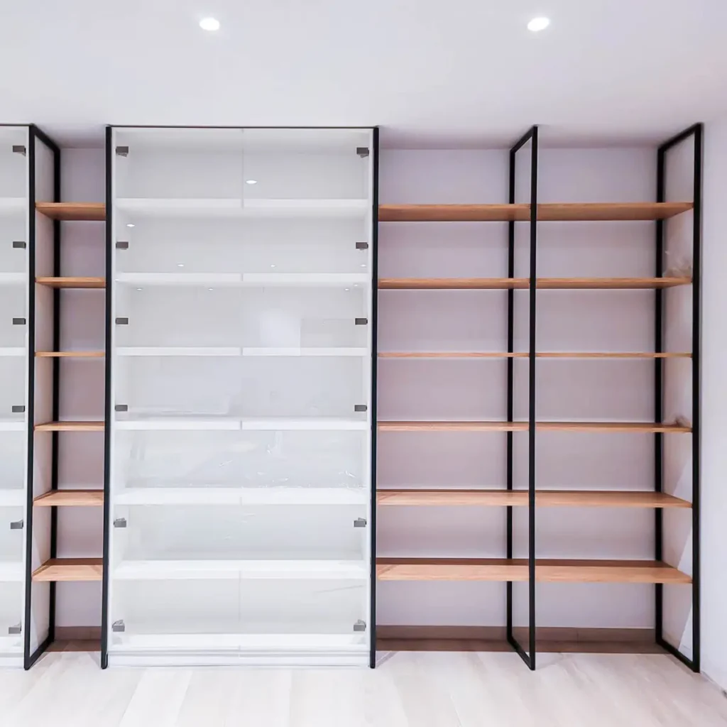 Regały z drewna i metalu w zabudowie na wymiar, Karpacz.