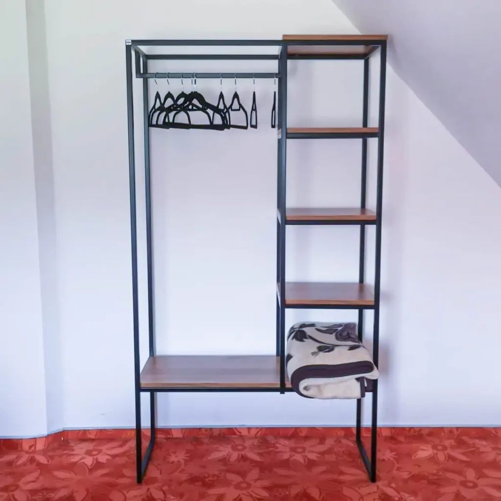 Mebel wolnostojący do przedpokoju łączący funkcje ławki, regału i garderoby