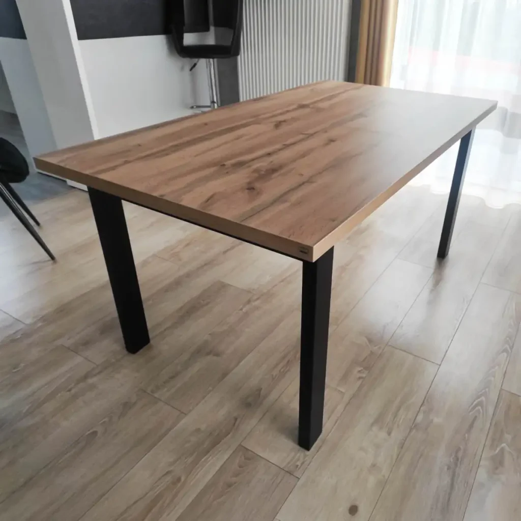 Solidny stół metalowy na wymiar z drewnianym blatem do salonu, jadalni lub pracowni. 