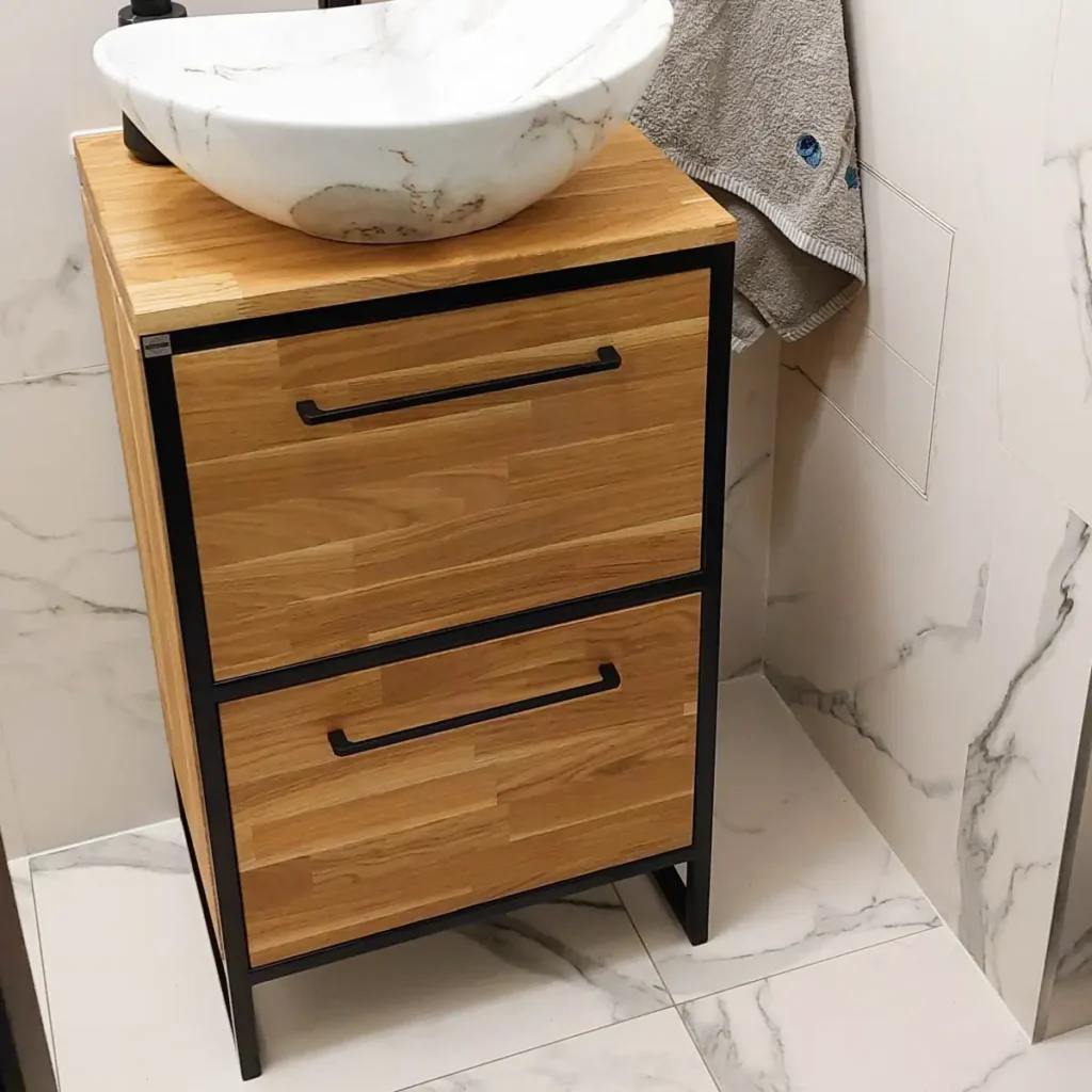 Szafka pod umywalkę. Konstrukcja metalowa zabudowana drewnem.