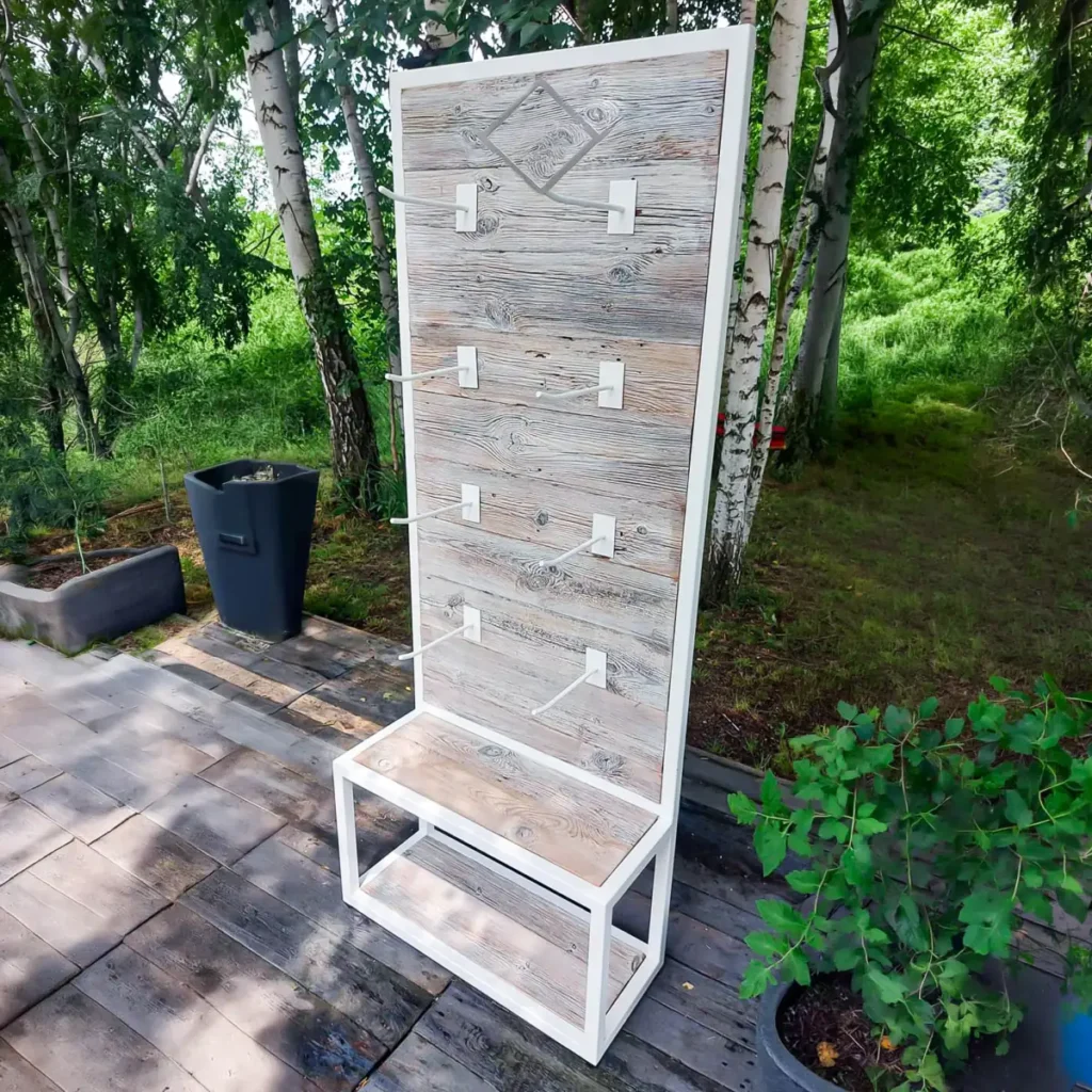 Mebel wolnostojący łączący funkcję schowka na buty, ławki oraz wieszaka.