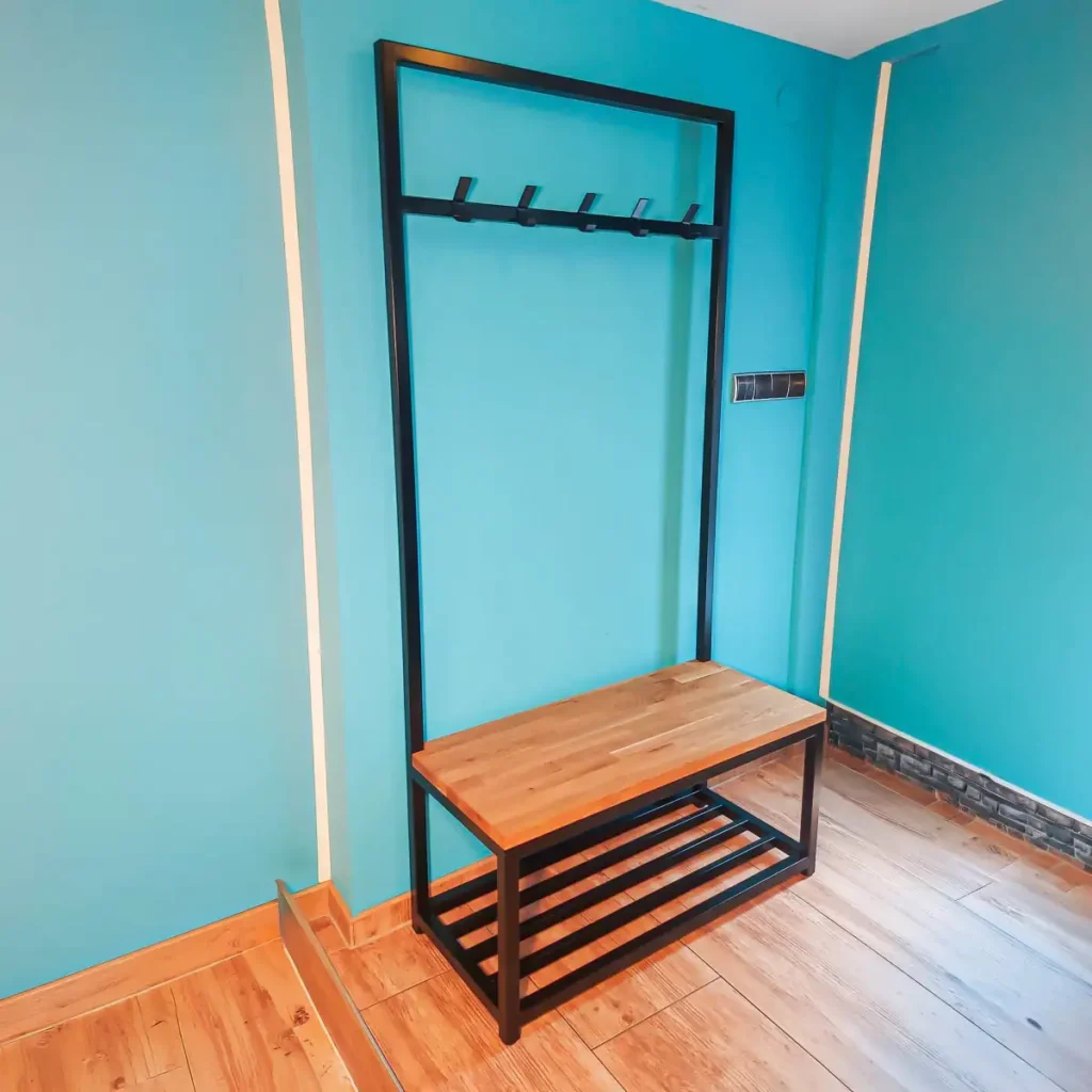 Mebel wolnostojący do przedpokoju łączący funkcję ławki i wieszaka. Wykonany na wymiar na indywidualne zamówienie, Jelenia Góra