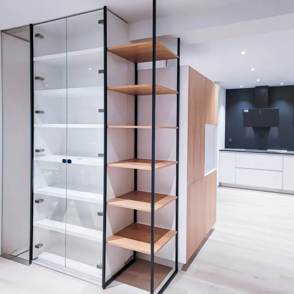 Regały drewniane na konstrukcji stalowej. Zabudowa na wymiar w Karpaczu