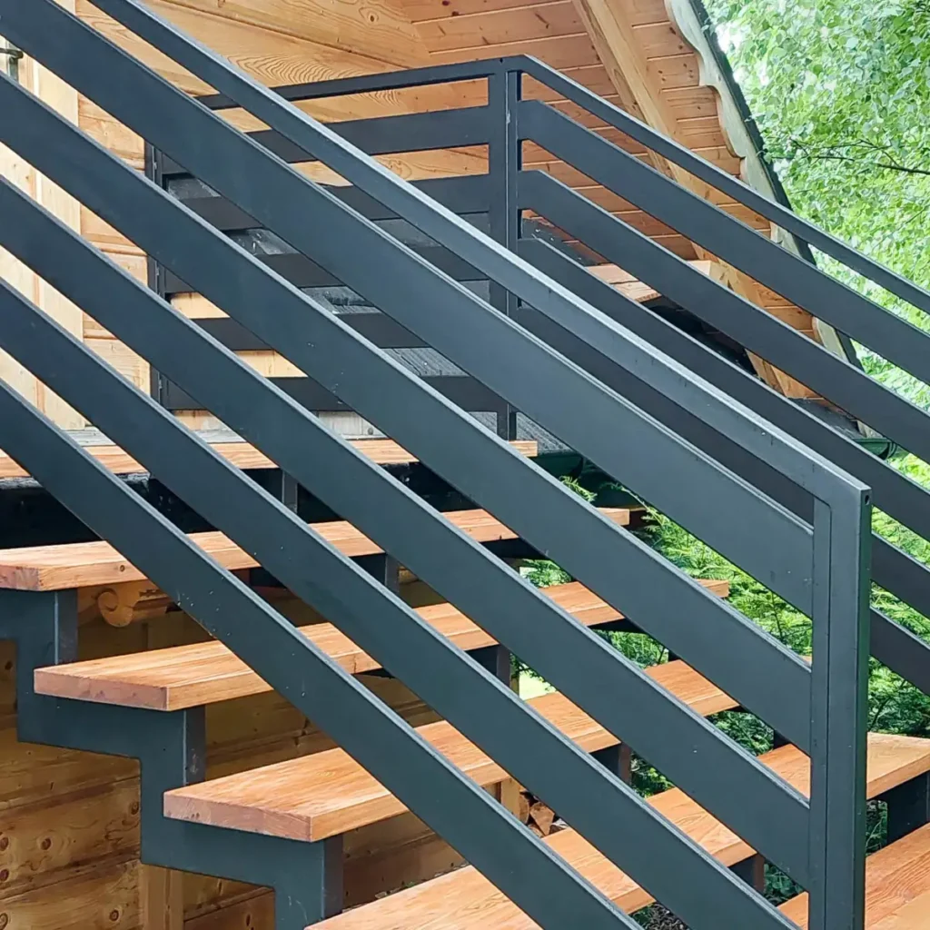 Metalowe poręcze schodów zewnętrznych do domku letniskowego w Karkonoszach.