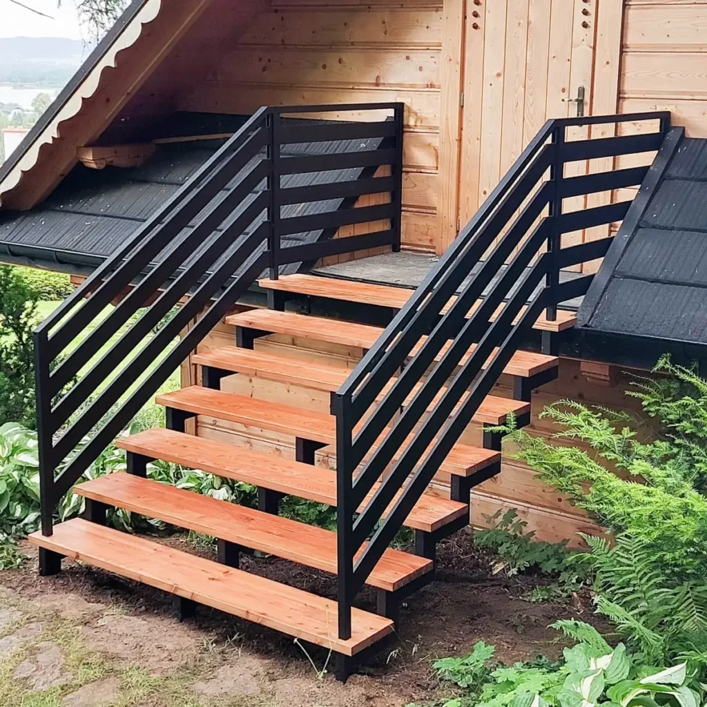 Drewniane schody zewnętrzne na konstrukcji stalowej ze stalowymi poręczami do domku letniskowego.
