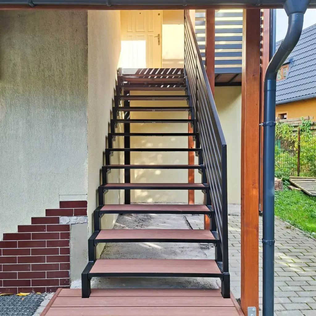 Schody zewnętrzne drewniane na konstrukcji stalowej.