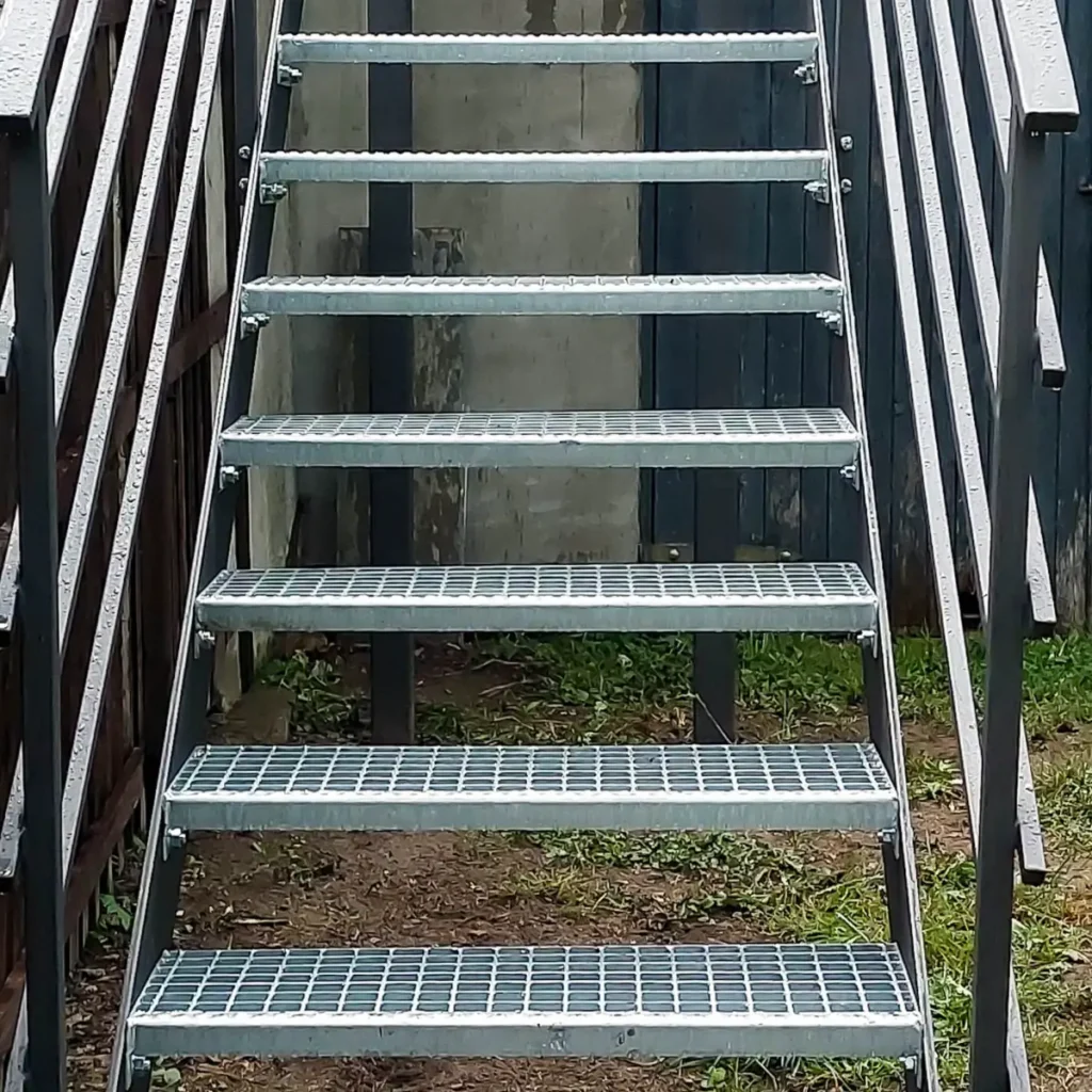 Stopnie kratownicowe metalowych schodów zewnętrznych w Jeleniej Górze